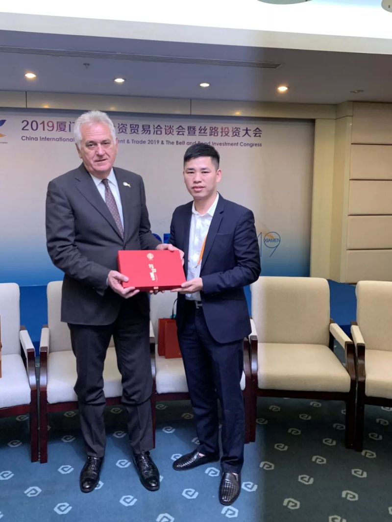 廈門茗唐實(shí)業(yè)集團(tuán)董事長薛錦山與塞爾維亞托米斯拉夫·尼克利奇總統(tǒng)閣下進(jìn)行親切會談