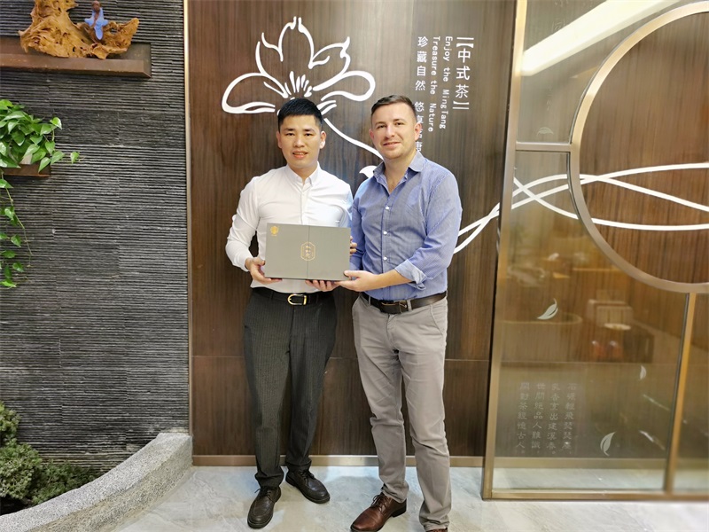 波蘭國家投資貿(mào)易局駐華首席代表Andrzej Juchniewicz贊譽“茗唐”中式茶