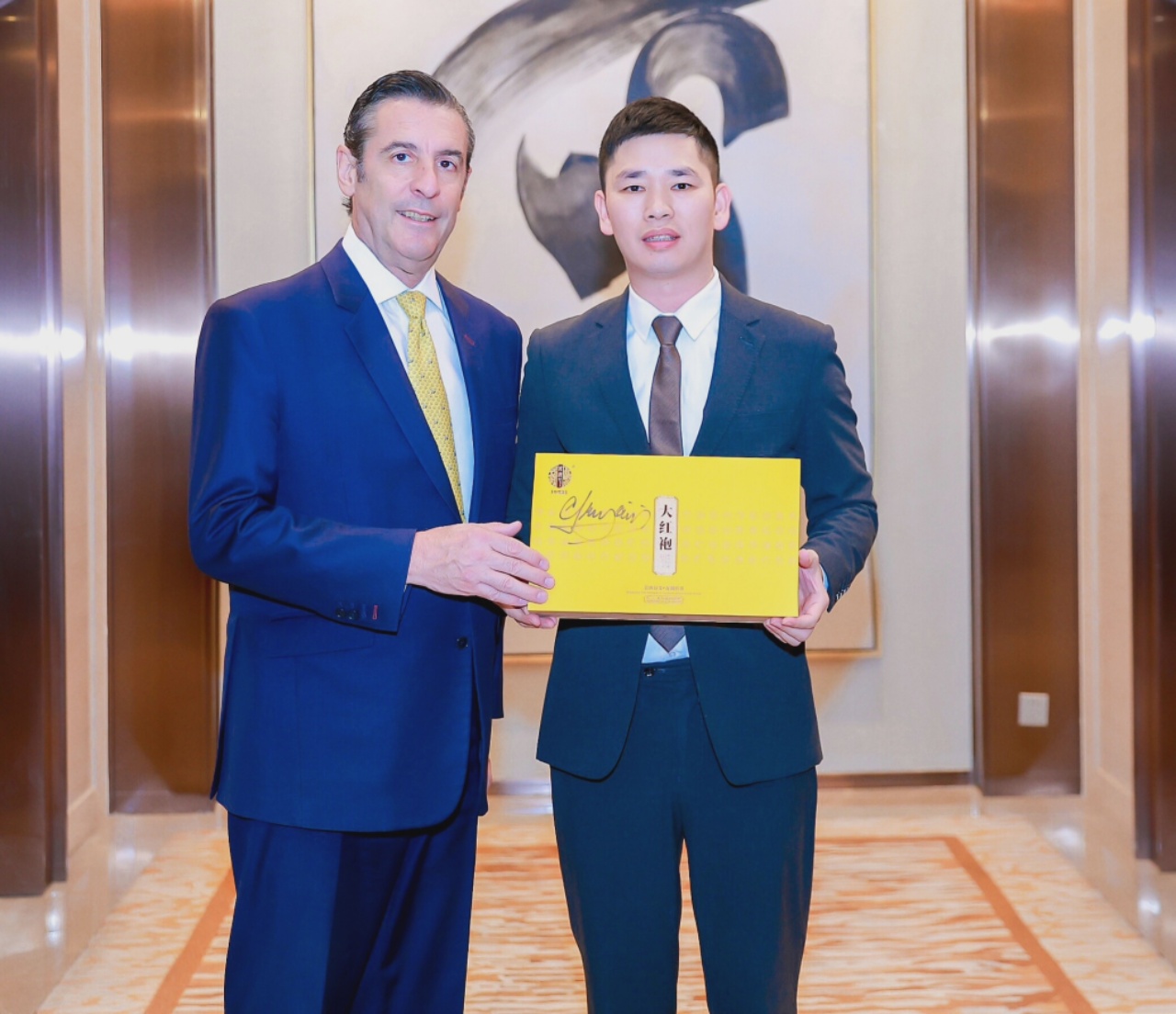 全球中小企業(yè)聯(lián)盟主席暨聯(lián)合國歷來最年輕副秘書長簽名留念“茗唐”中式茶
