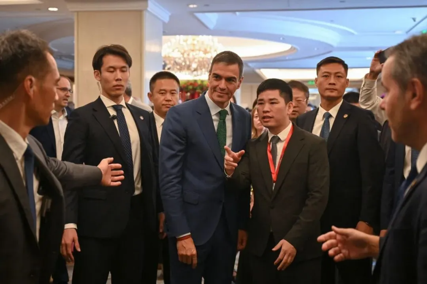 茗唐創(chuàng)始人薛錦山與西班牙首相桑切斯交流合影上官方新聞封面